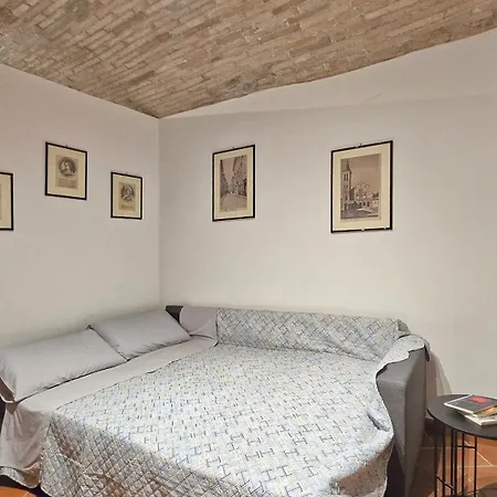 Adiacente Piazza Del Mercato