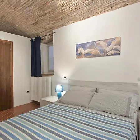 Adiacente Piazza Del Mercato *