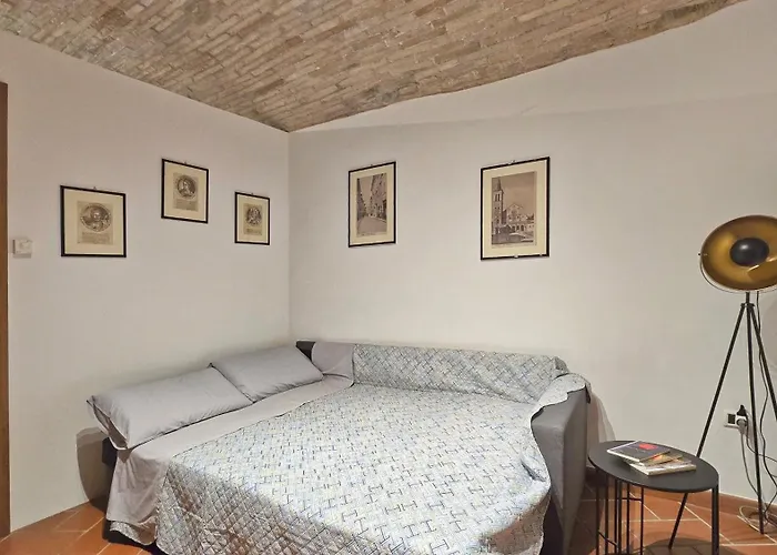 Adiacente Piazza Del Mercato