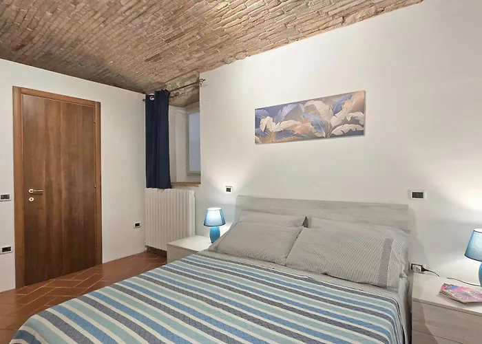 Adiacente Piazza Del Mercato *